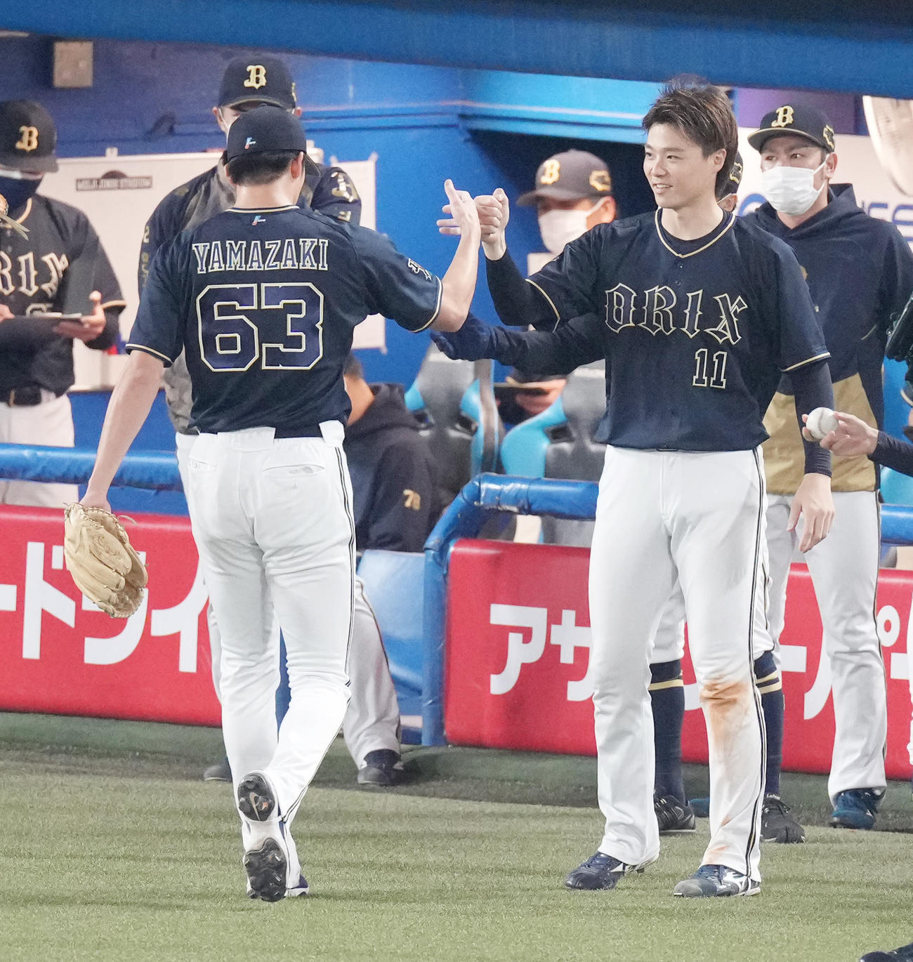 ヤクルト対オリックス　5回裏を無失点に抑えた山崎颯（左）を迎えるオリックス山崎福（撮影・鈴木みどり）