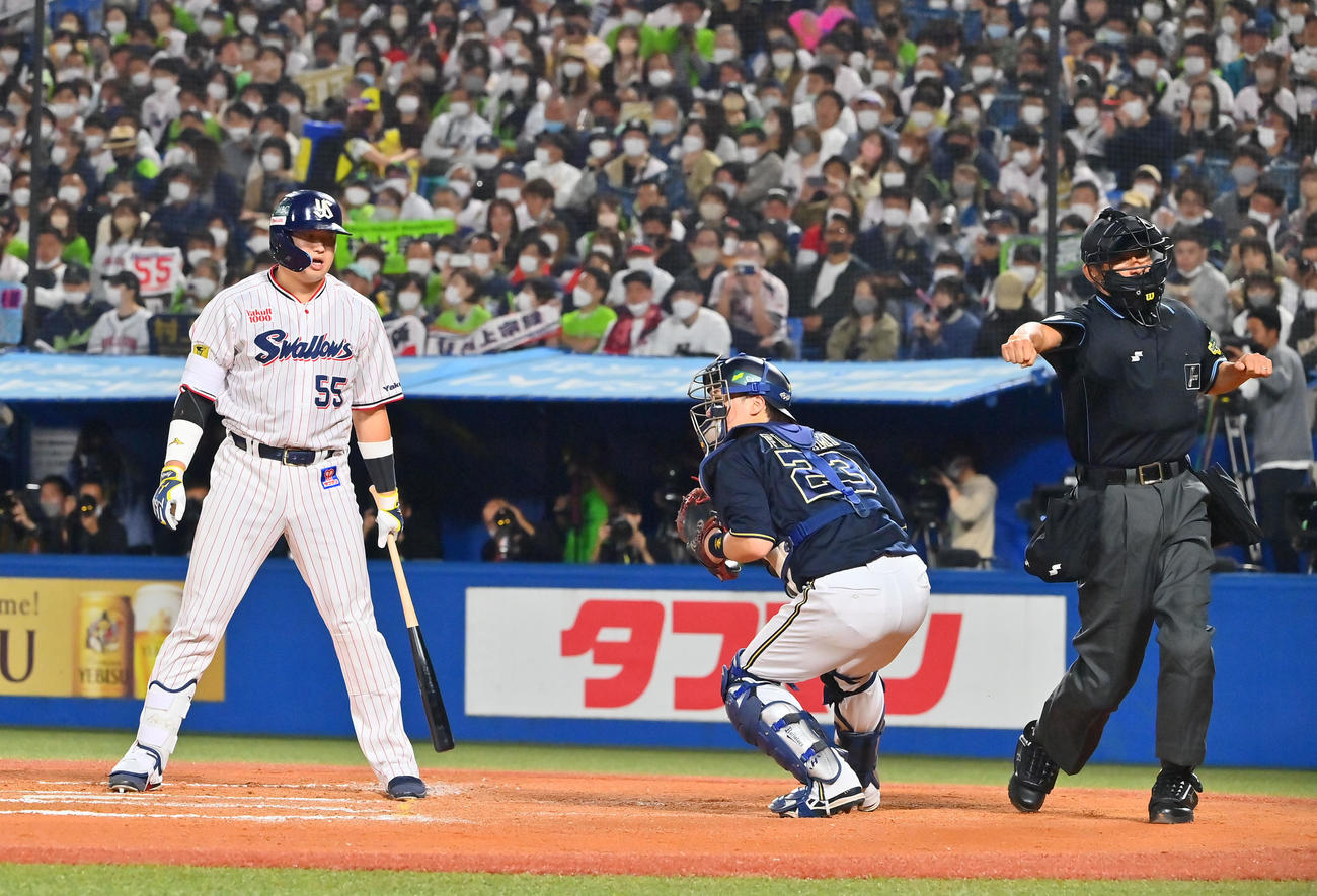 ヤクルト対オリックス　6回裏ヤクルト無死、見逃し三振に倒れる村上（撮影・和賀正仁）