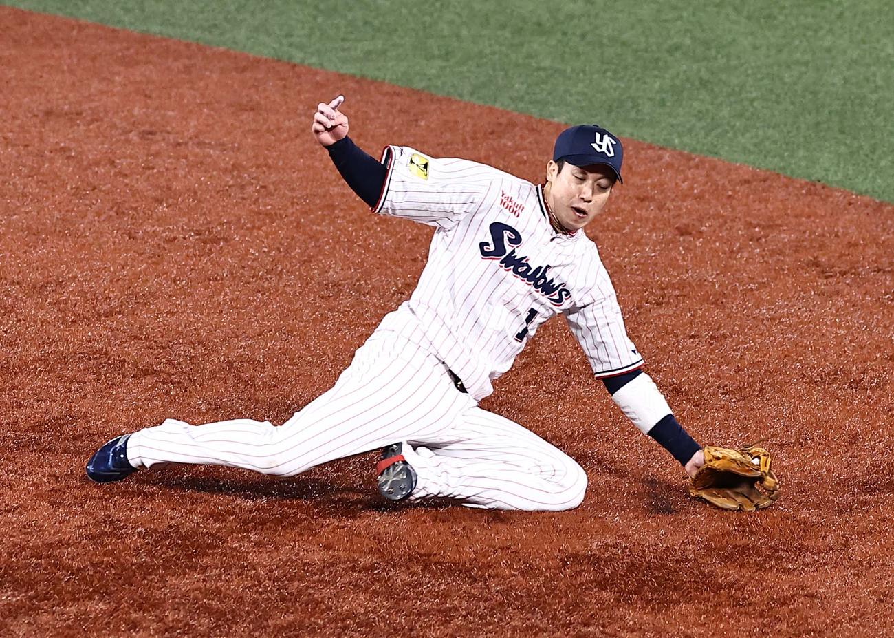 7回表オリックス無死一塁、山田は吉田正のゴロを捕球し中川を二塁で封殺する（撮影・上田博志）