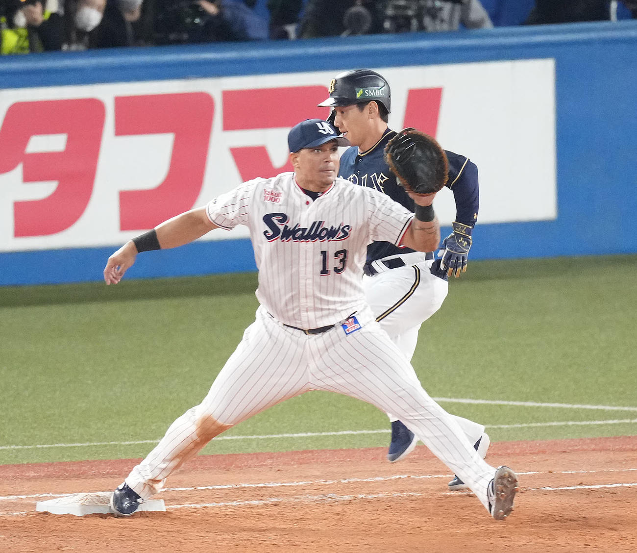 ヤクルト対オリックス　7回表オリックス無死一塁、二ゴロで一塁へ駆け込みセーフとなる吉田正。一塁手オスナ（撮影・鈴木みどり）