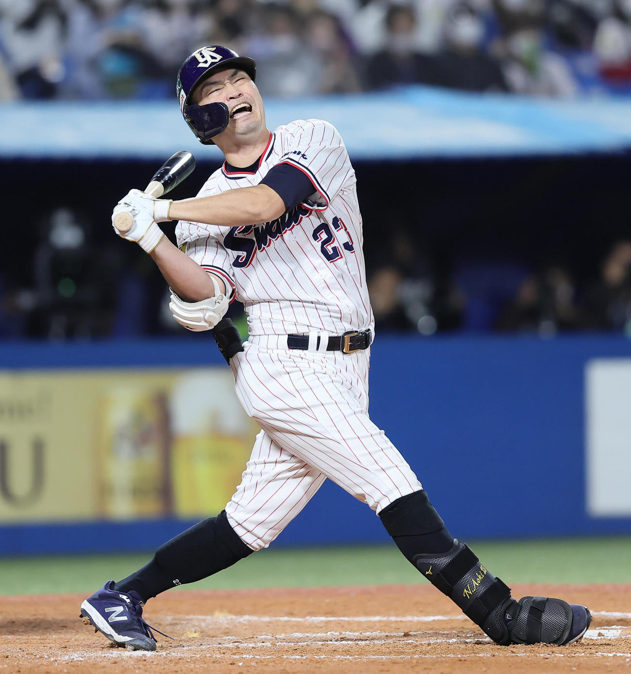 ヤクルト対オリックス　7回裏ヤクルト2死一塁、代打青木は空振り三振に倒れ悔しい表情を見せる（撮影・足立雅史）