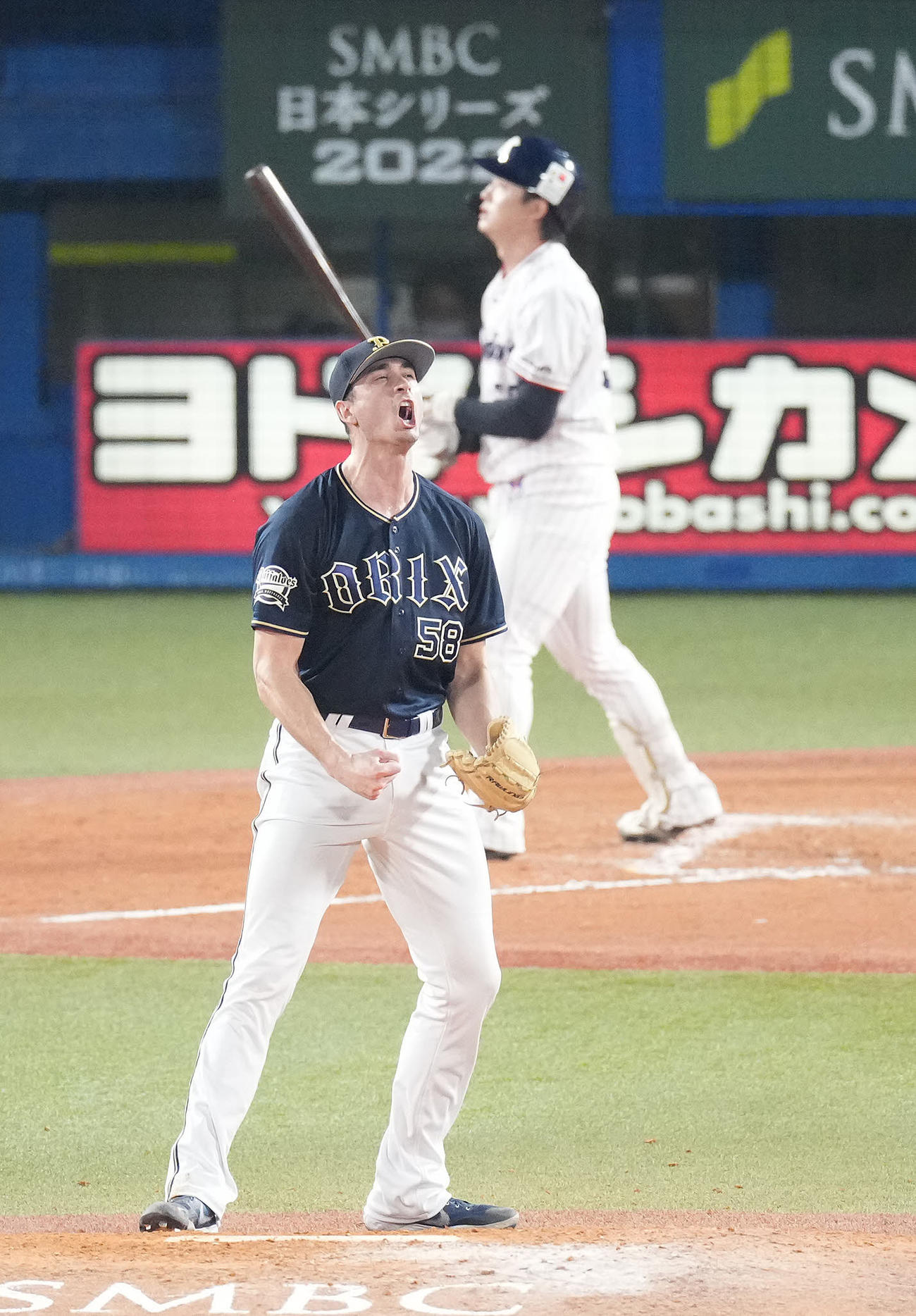 ヤクルト対オリックス　8回裏ヤクルト2死満塁、長岡を空振り三振に仕留めほえるワゲスパック（撮影・鈴木みどり）