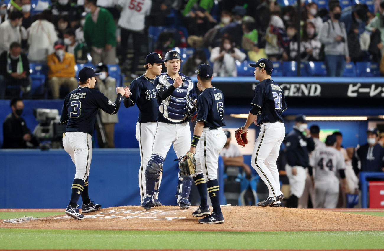 ヤクルト対オリックス　ヤクルトと引き分けマウンドでタッチするオリックスナイン（撮影・加藤哉）