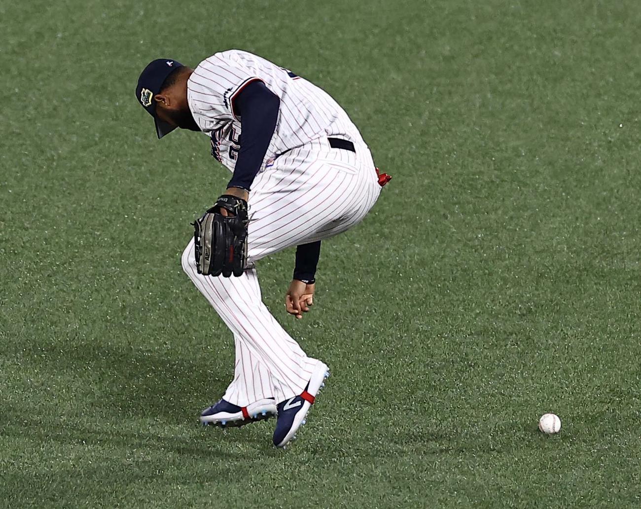 日本シリーズ第2戦　ヤクルト対オリックス　3回表オリックス1死一、二塁、サンタナは宗の右前打が手につかず山崎福の生還を許す（撮影・上田博志）