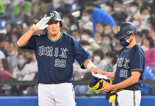 ヤクルト対オリックス　5回表オリックス2死一、三塁、三塁へ適時内野安打を放った杉本は敬礼ポーズ（撮影・和賀正仁）