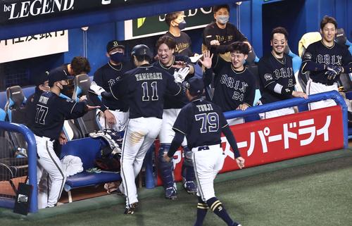 3回表オリックス1死一、二塁、山崎福（中央左）を笑顔で出迎えるオリックスナイン（撮影・上田博志）