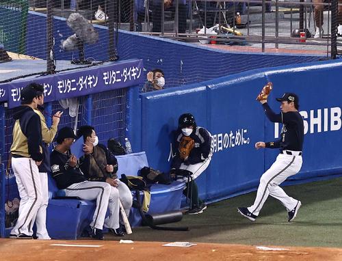 4回裏ヤクルト2死一塁、川端の左邪飛を捕球した吉田正（右）は勢い余ってブルペンのベンチに飛び込む（撮影・上田博志）