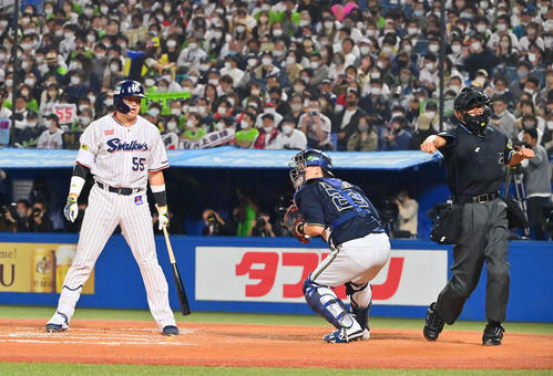 ヤクルト対オリックス　6回裏ヤクルト無死、見逃し三振に倒れる村上（撮影・和賀正仁）