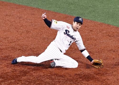 7回表オリックス無死一塁、山田は吉田正のゴロを捕球し中川を二塁で封殺する（撮影・上田博志）