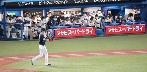 ヤクルト対オリックス　引き分けに終わり、ぼうぜんとするヤクルトベンチ。右は高津監督、右から3人目は村上（撮影・鈴木みどり）