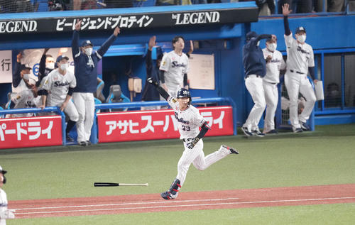 ヤクルト対オリックス　9回裏ヤクルト無死一、二塁、左越え3点本塁打を放ちガッツポーズする内山（撮影・鈴木みどり）