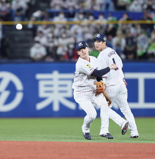 ヤクルト対オリックス　2回表オリックス無死、吉田正の打球を好捕し遊ゴロとする長岡（左）。右は二塁手山田（撮影・足立雅史）