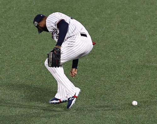 日本シリーズ第2戦　ヤクルト対オリックス　3回表オリックス1死一、二塁、サンタナは宗の右前打が手につかず山崎福の生還を許す（撮影・上田博志）
