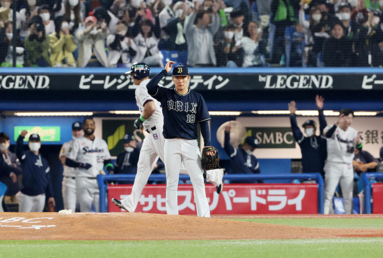 4回裏ヤクルト無死、山本（中央）はオスナに左越えソロ本塁打を被弾する（撮影・加藤哉）