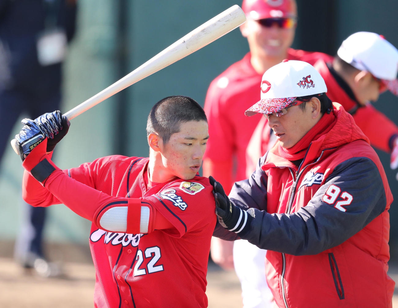18年2月、広島森笠コーチ（右）から打撃指導を受ける中村奨
