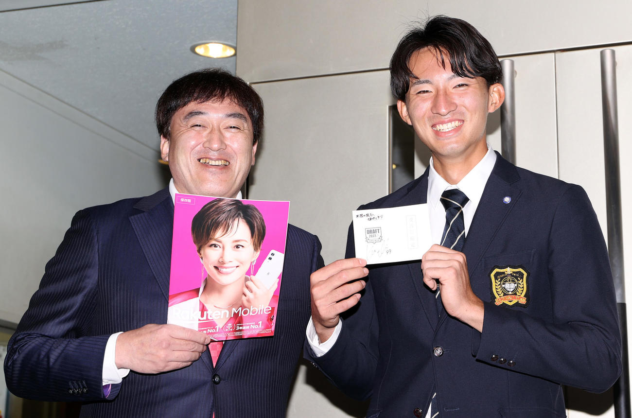 石井GM兼監督（左）と記念撮影する立大・荘司康誠（2022年10月20日撮影）