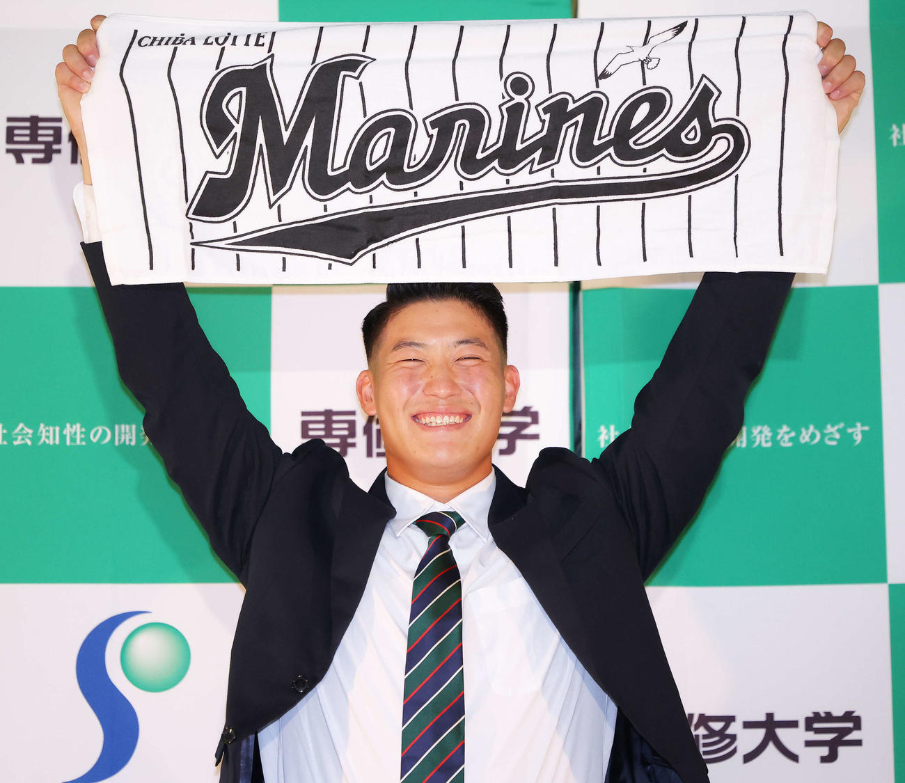 ロッテから1位指名を受けた専大・菊地吏玖（2022年10月20日撮影）