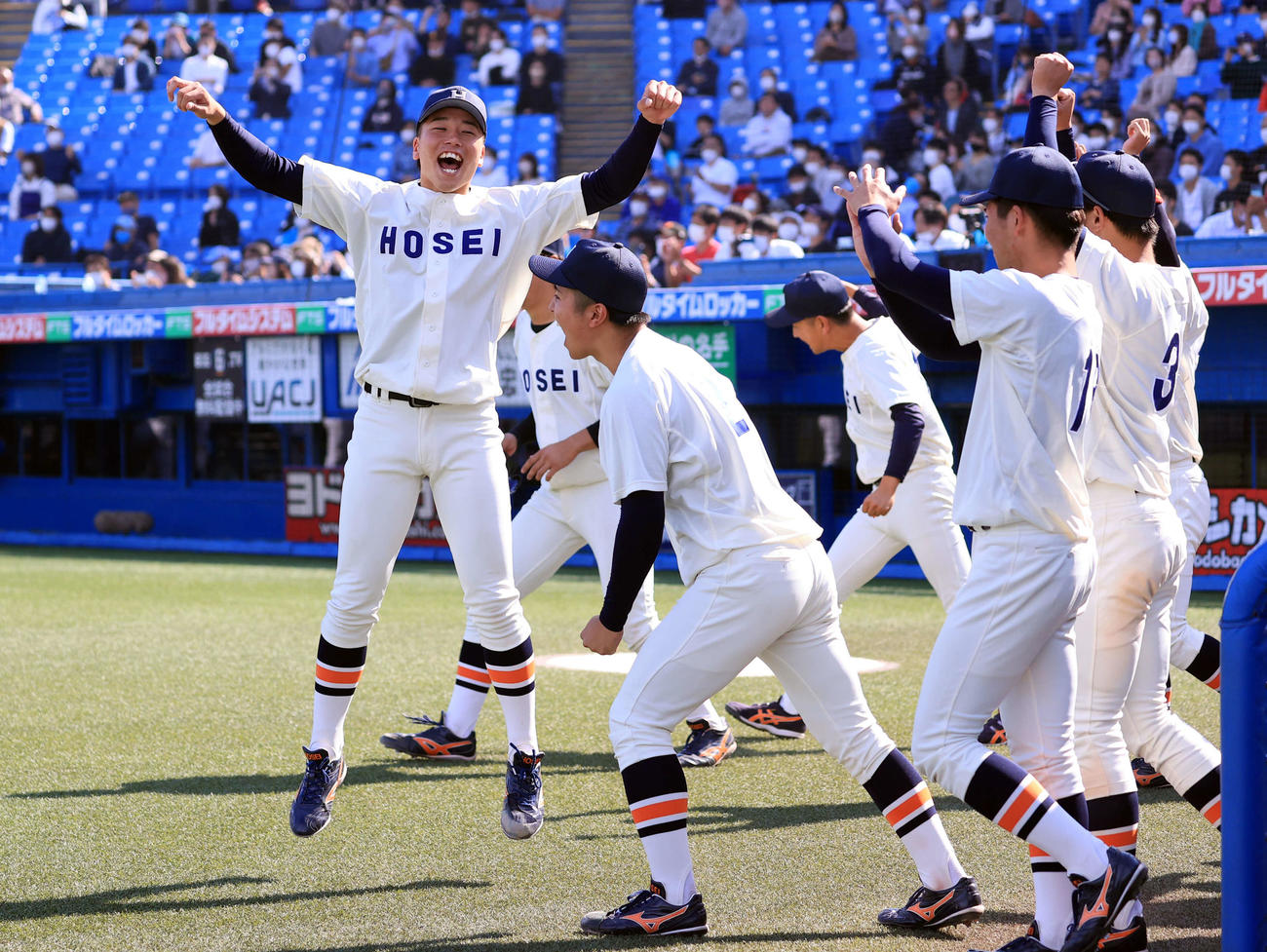 法大対東大　連勝して最終戦を飾り、ガッツポーズで喜ぶ尾崎（左）ら法大ナイン（撮影・浅見桂子）