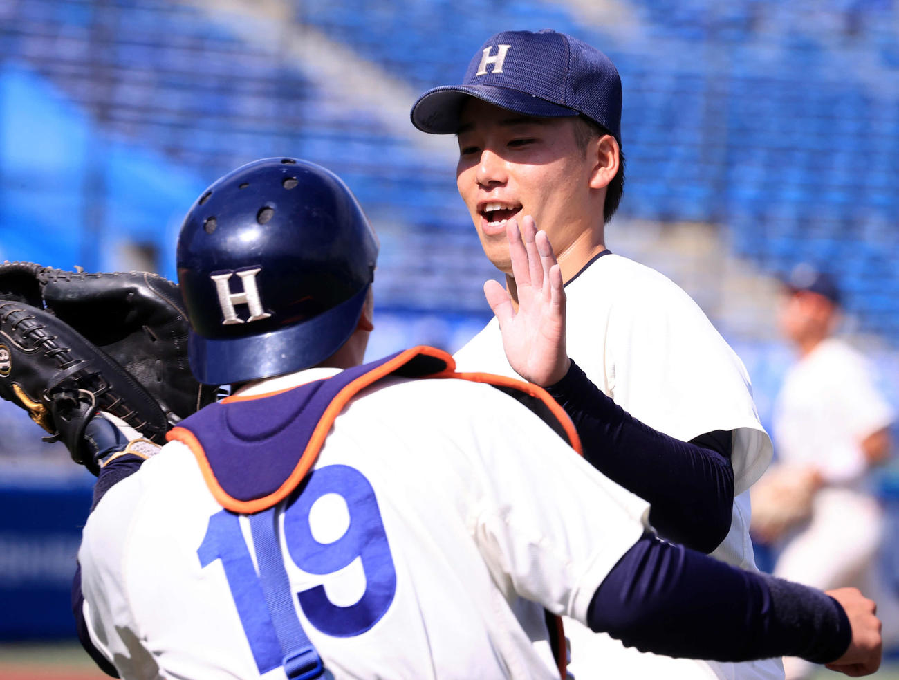 法大対東大　6回裏東大の攻撃を3人に仕留めた尾崎（奥）は村上と笑顔でハイタッチ（撮影・浅見桂子）