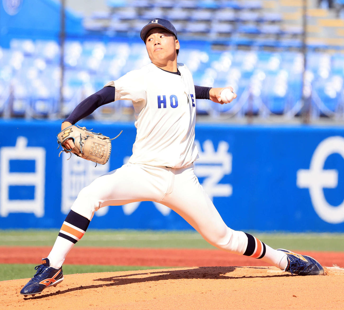 法大対東大　法大先発の尾崎（撮影・浅見桂子）