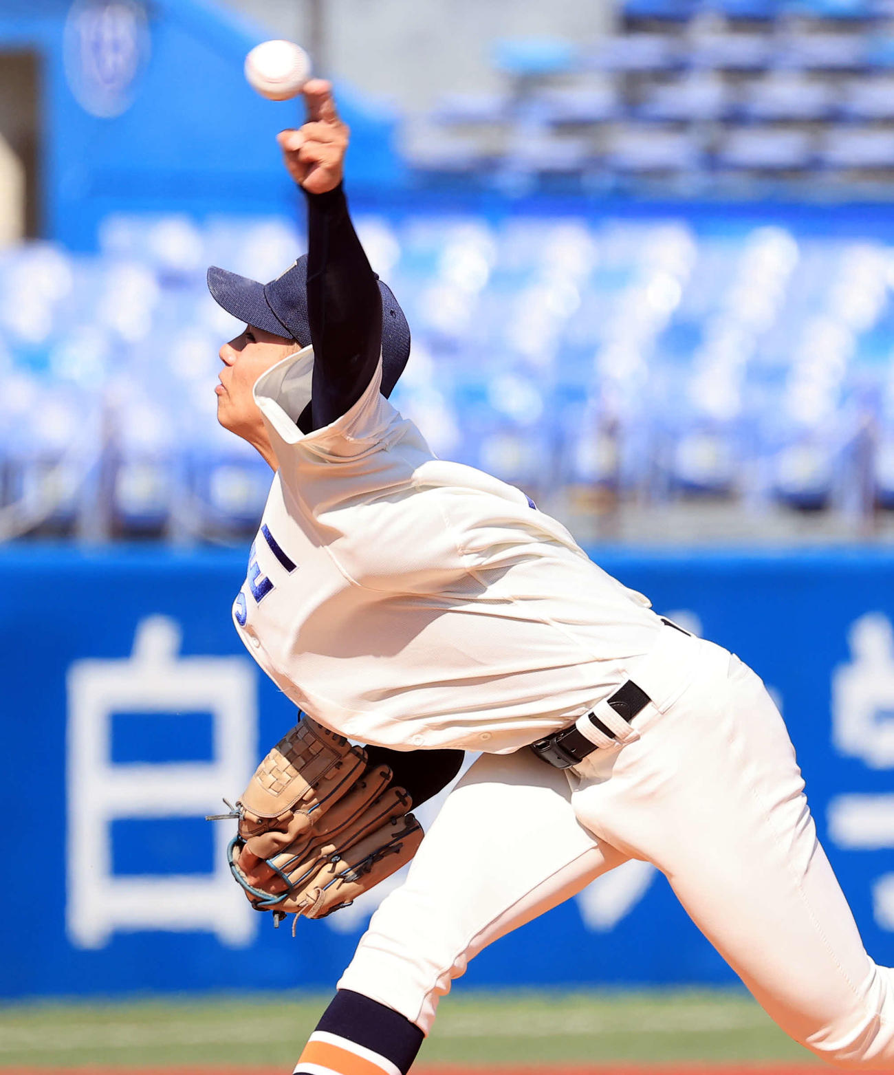 法大対東大　法大先発の尾崎（撮影・浅見桂子）