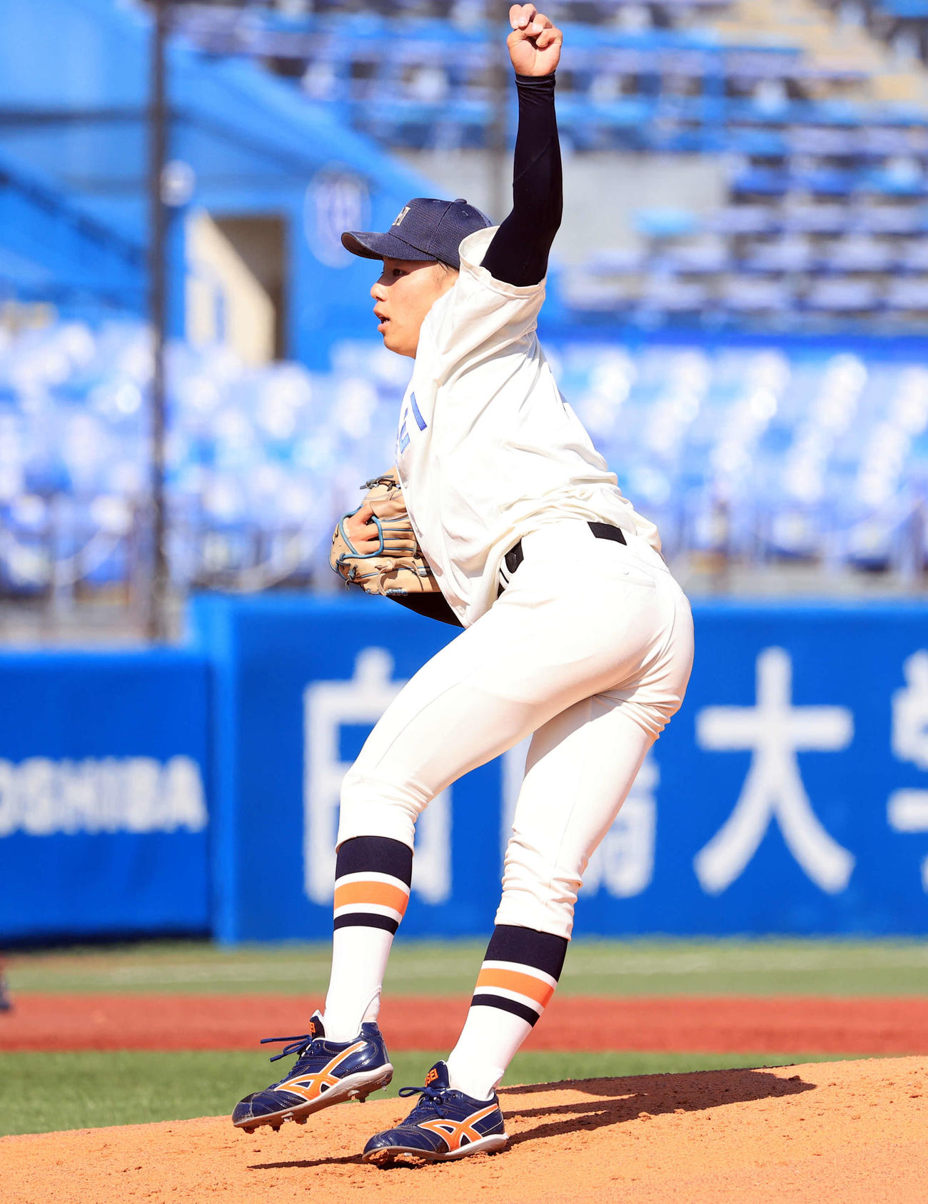 法大対東大　法大先発の尾崎（撮影・浅見桂子）