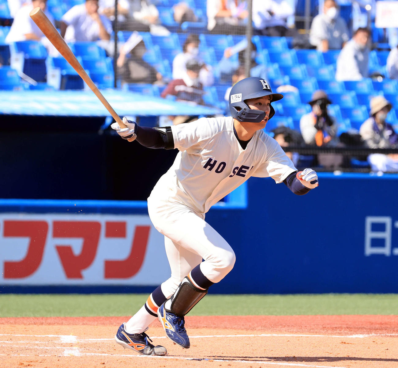 法大対東大　4回表法大1死二、三塁、尾崎は2点適時二塁打を放つ（撮影・浅見桂子）