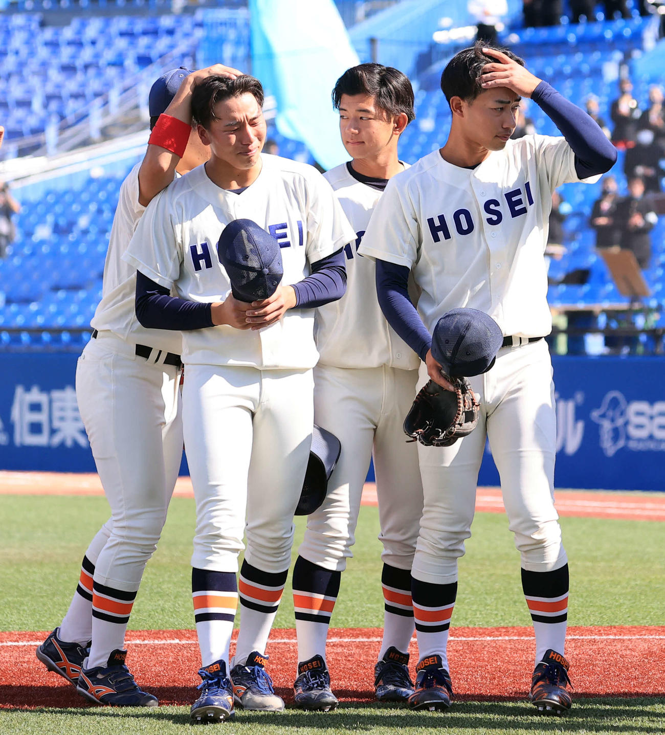 法大対東大　連勝して最終戦を飾り、涙をこらえる法大・尾崎（左）ら（撮影・浅見桂子）
