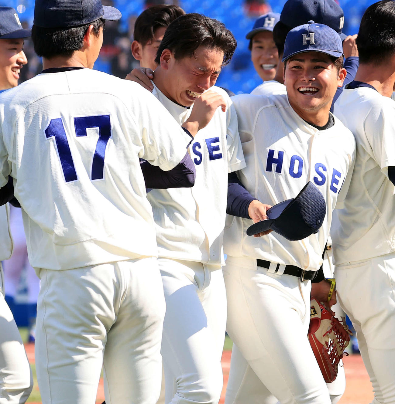 法大対東大　連勝して最終戦を飾り、歓喜の涙を流す法大・尾崎（中央）（撮影・浅見桂子）