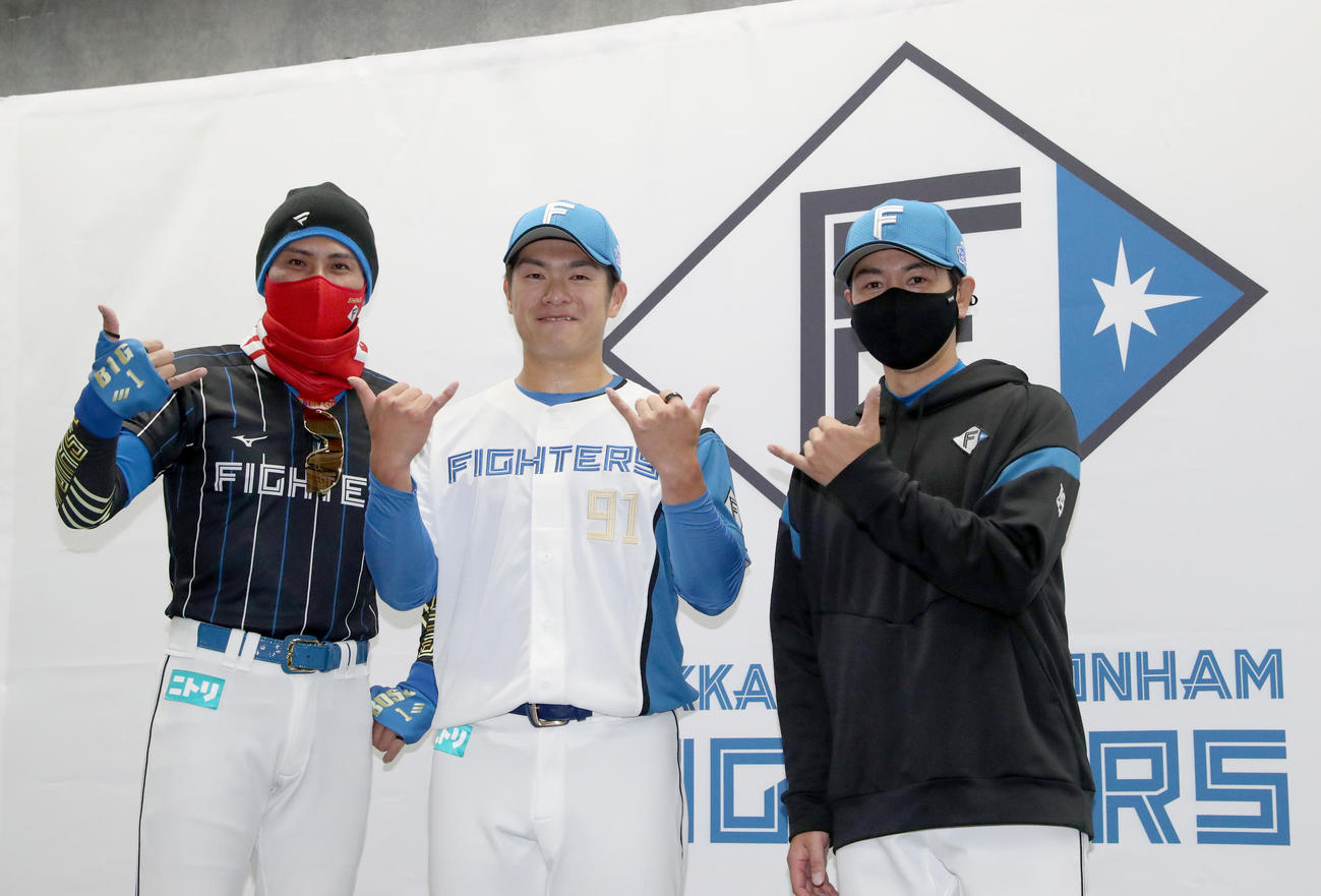 22年3月、支配下登録会見で笑顔で撮影に応じる左から日本ハム新庄監督、古川、武田コーチ
