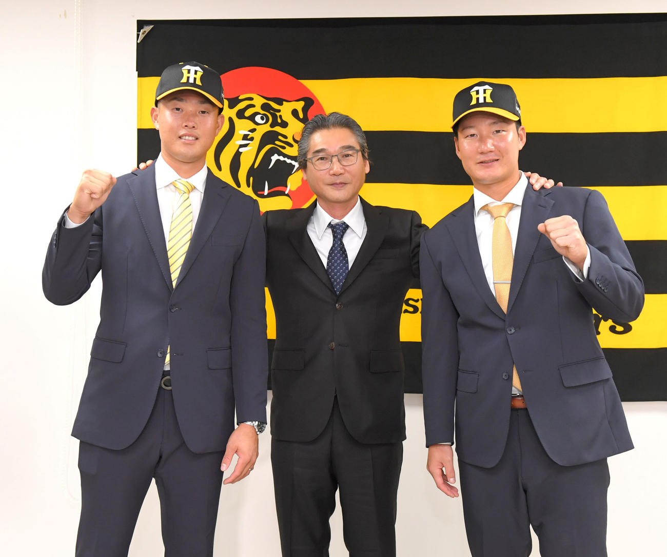 入団会見を行った、左から高浜祐仁、嶌村球団本部長、渡辺諒（代表撮影）