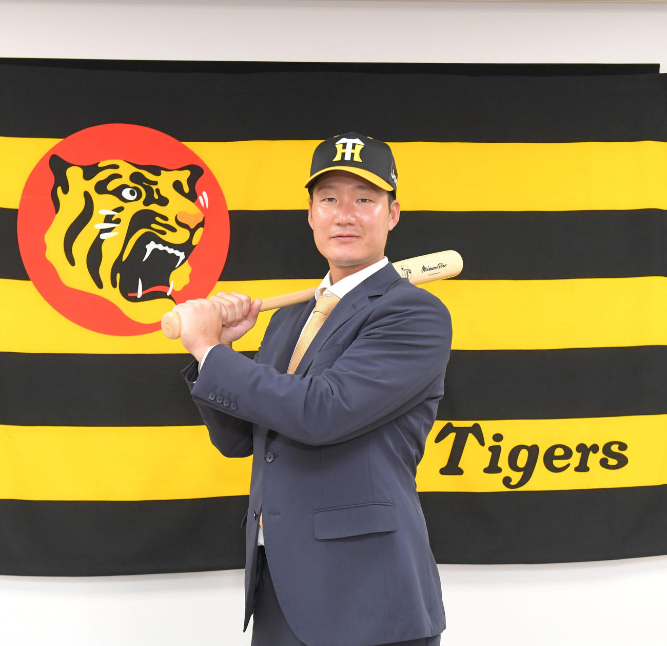 入団会見後、ポーズをとる阪神・渡辺諒（代表撮影）