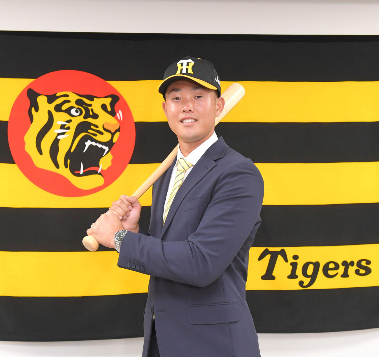 入団会見後、ポーズをとる阪神・高浜祐仁（代表撮影）