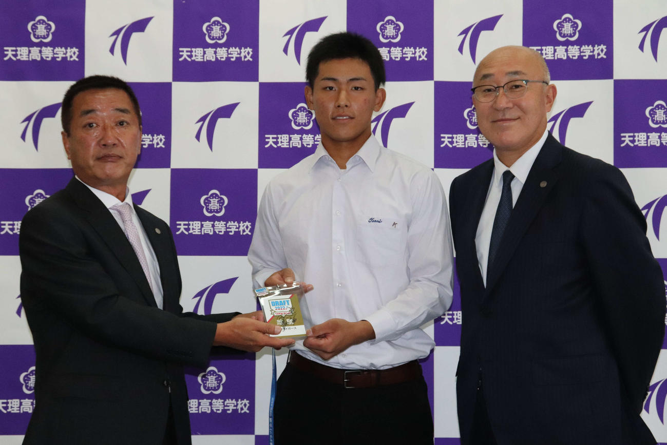 阪神ドラフト5位の天理高・戸井（中央）と畑山統括スカウト（右）と山本スカウト（左）（撮影・三宅ひとみ）