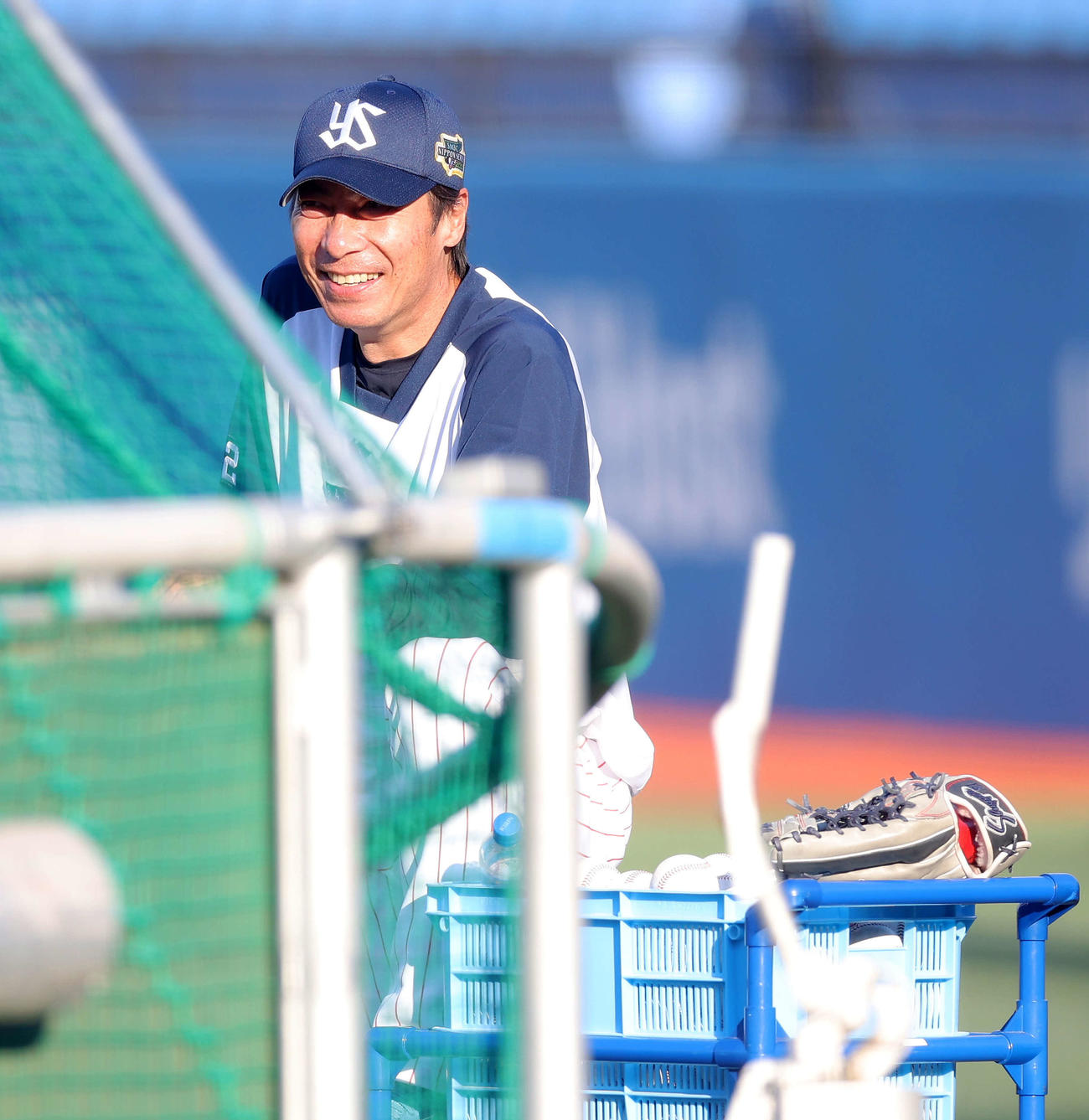 ヤクルト対オリックス　試合前、笑顔で練習を見るヤクルト高津監督（撮影・河田真司）