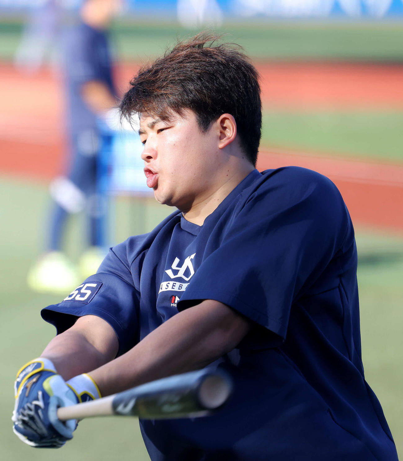 ヤクルト対オリックス　試合前、打撃練習する村上（撮影・河田真司）