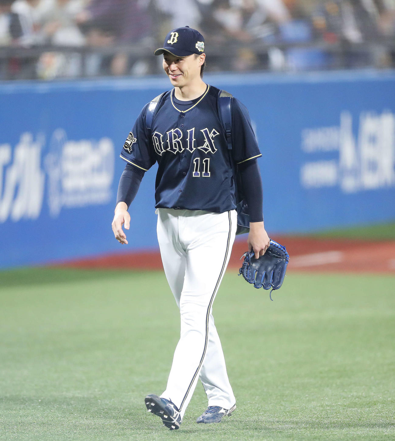 ヤクルト対オリックス　試合前、笑顔でベンチに移動するオリックス山崎福（撮影・河田真司）