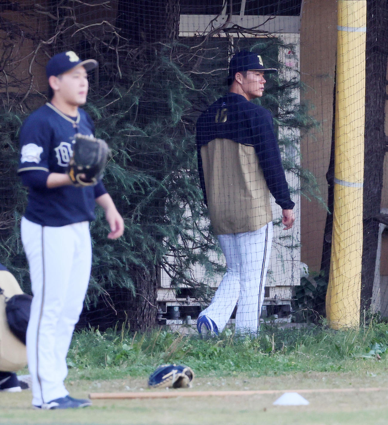 ヤクルト対オリックス　　練習ではキャッチボールなどは行わなかった山本。左は宮城（撮影・加藤哉）