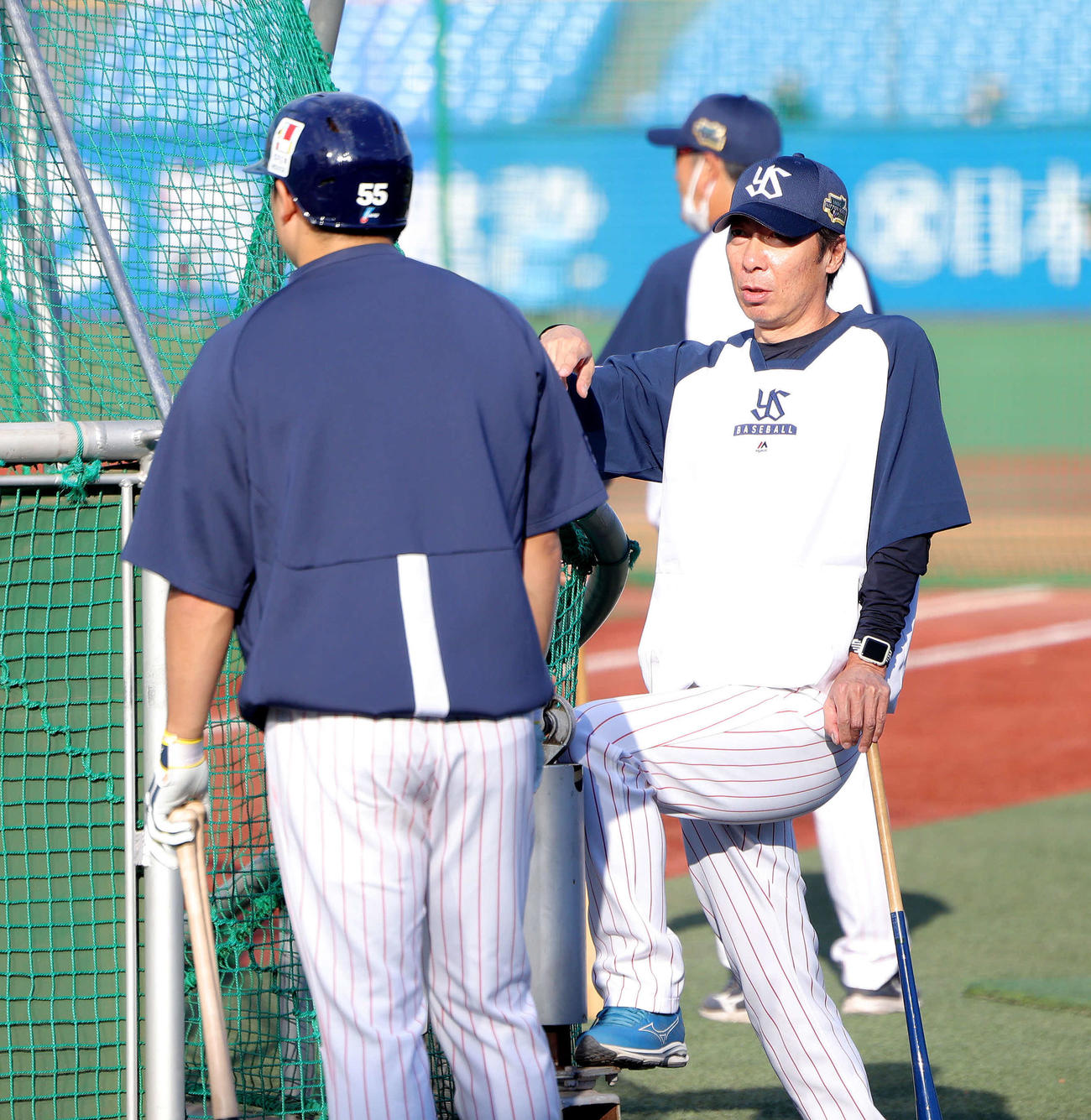 ヤクルト対オリックス　試合前、ヤクルト村上（左）と言葉を交わす高津監督（撮影・河田真司）
