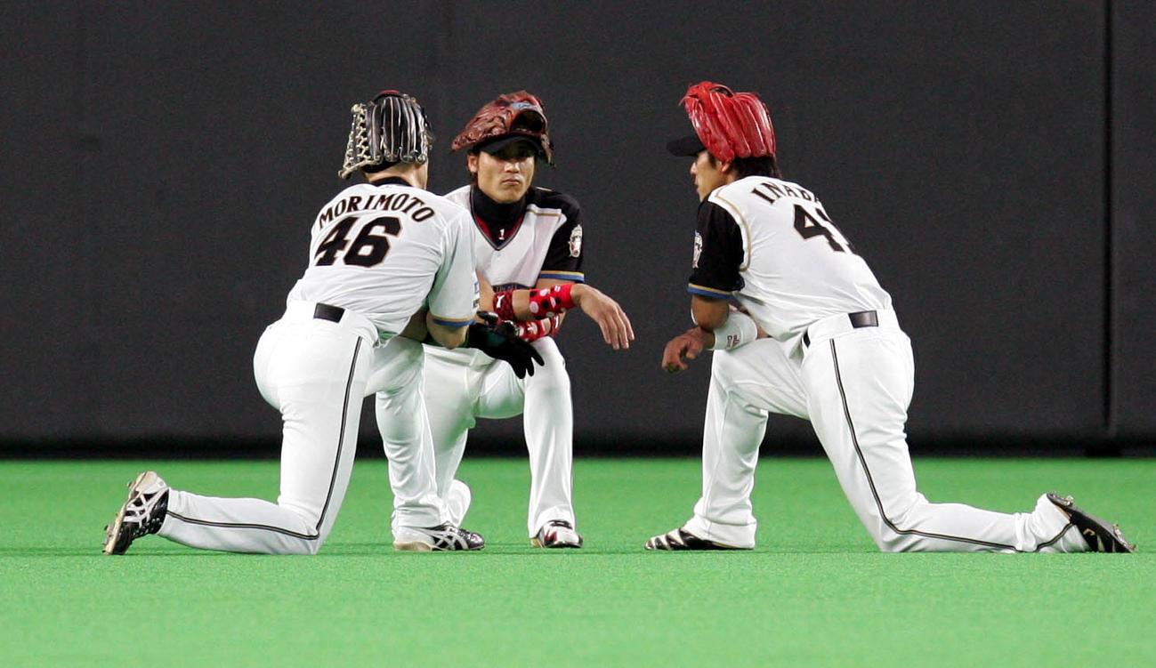同じポーズでなにやら話し込む左から森本稀哲、新庄剛志、稲葉篤紀（06年9月13日）