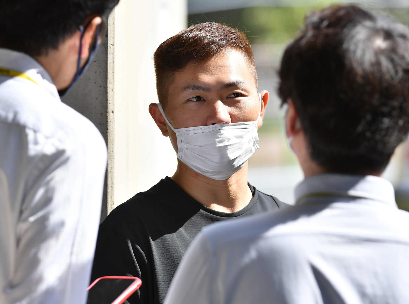 囲み取材を受ける中村晃（撮影・岩下翔太）