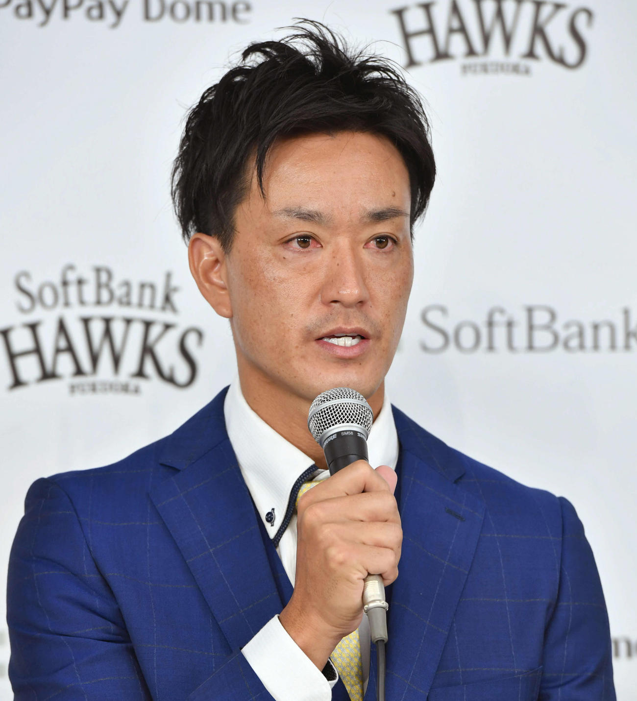 21年11月、就任会見であいさつするソフトバンク城所龍磨コーチ