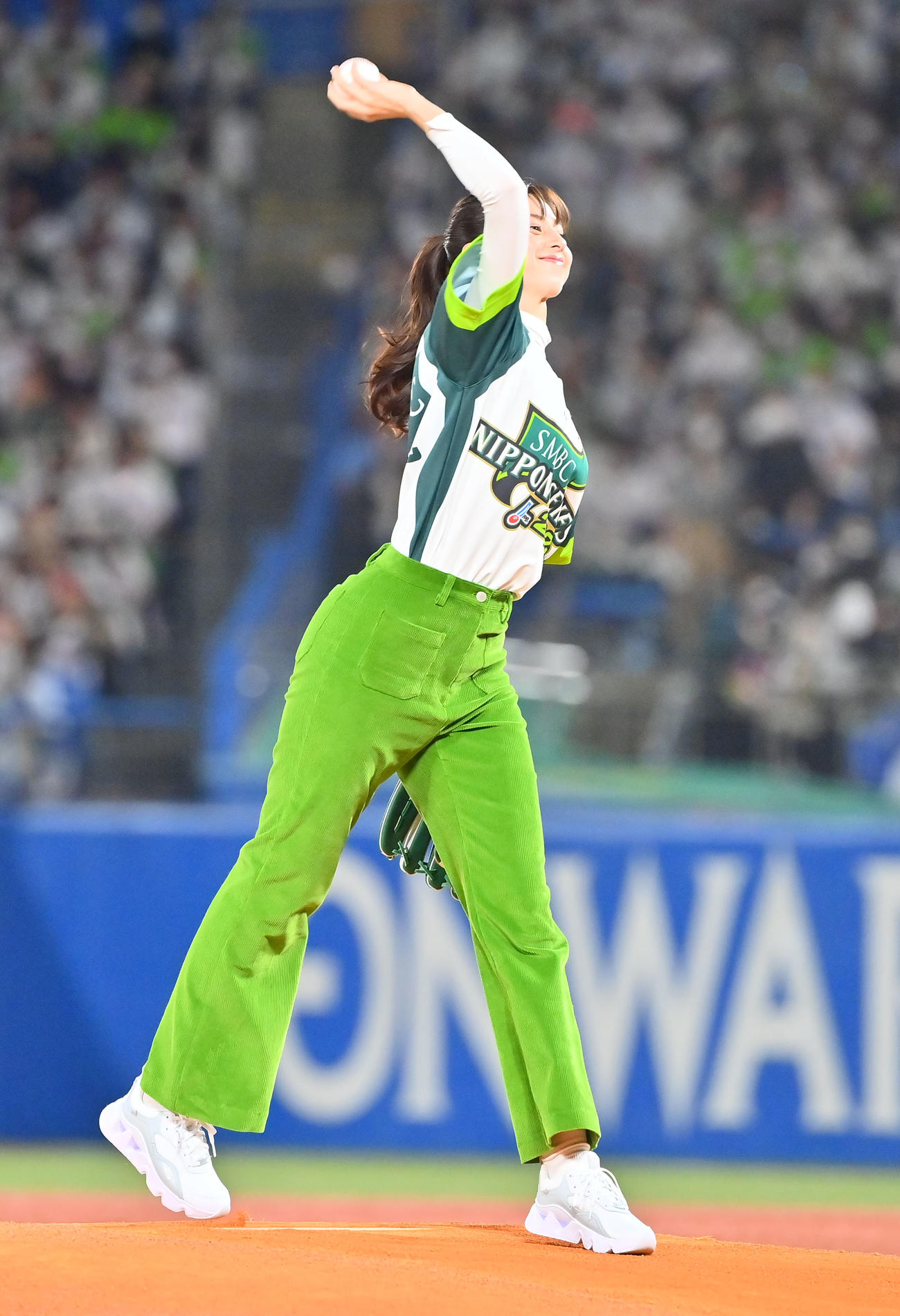 ヤクルト対オリックス　始球式を務める中条あやみ（撮影・和賀正仁）