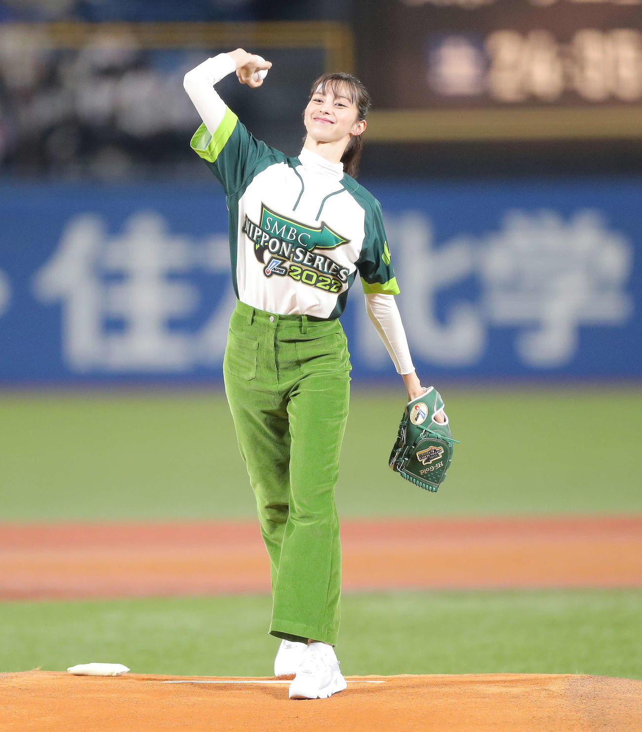 ヤクルト対オリックス　試合前、始球式に臨む中条あやみ（撮影・河田真司）