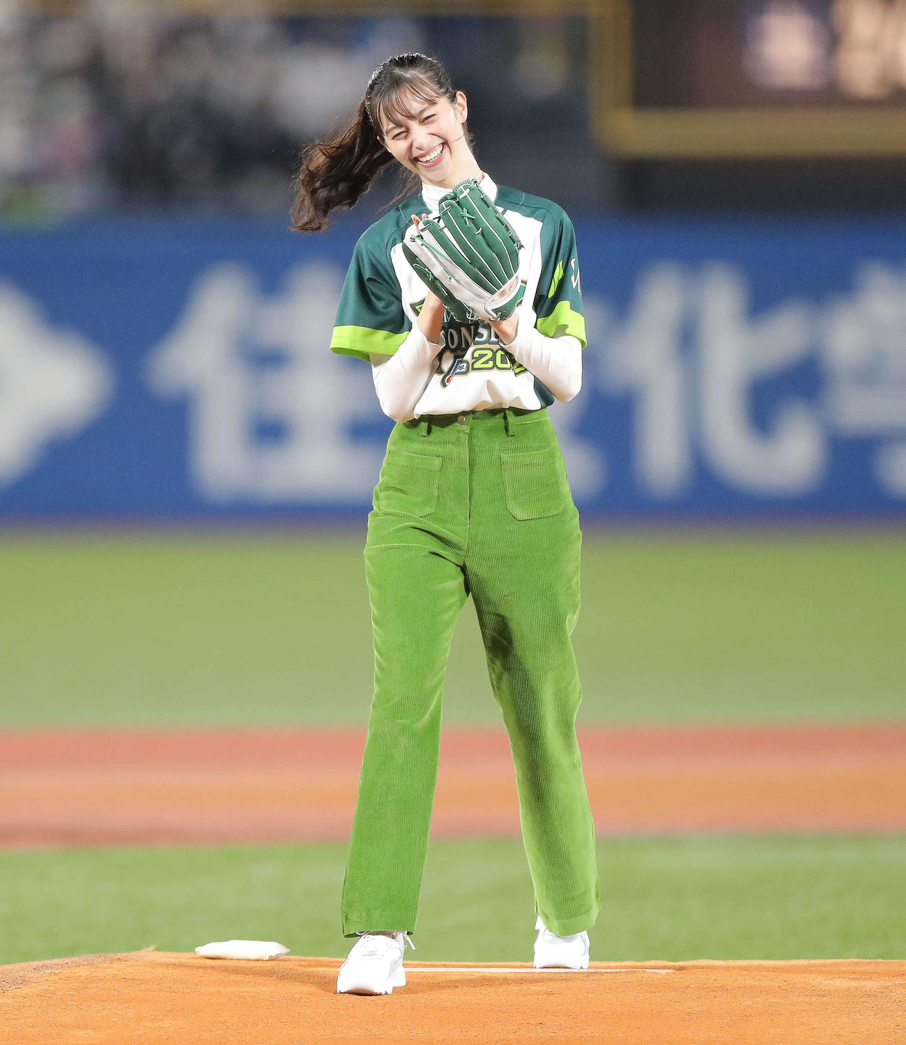 ヤクルト対オリックス　試合前、始球式で笑顔を見せる中条あやみ（撮影・河田真司）