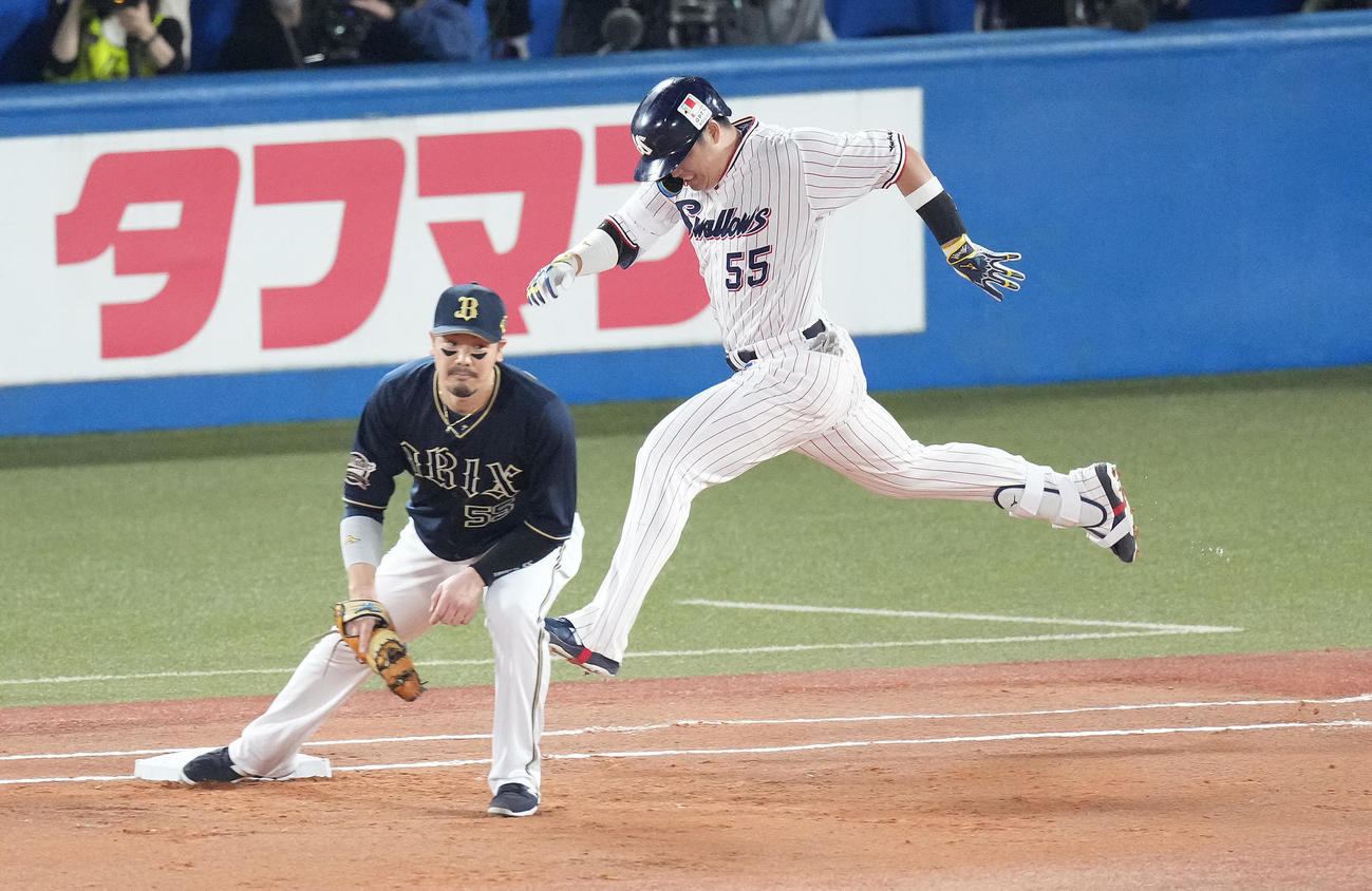 ヤクルト対オリックス　1回裏ヤクルト2死一塁、二ゴロに倒れる村上。一塁手T－岡田（撮影・鈴木みどり）