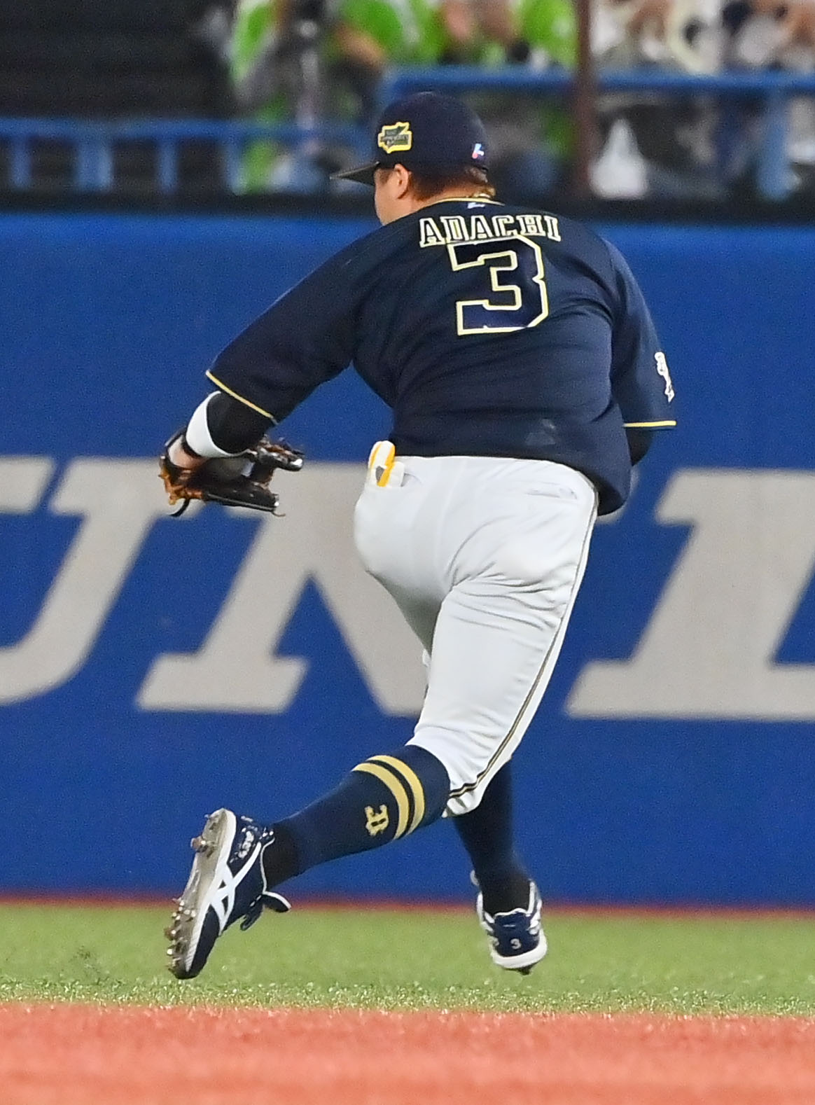 ヤクルト対オリックス　1回裏ヤクルト2死一塁、村上の打球を好捕し一塁アウトにする二塁者安達（撮影・和賀正仁）