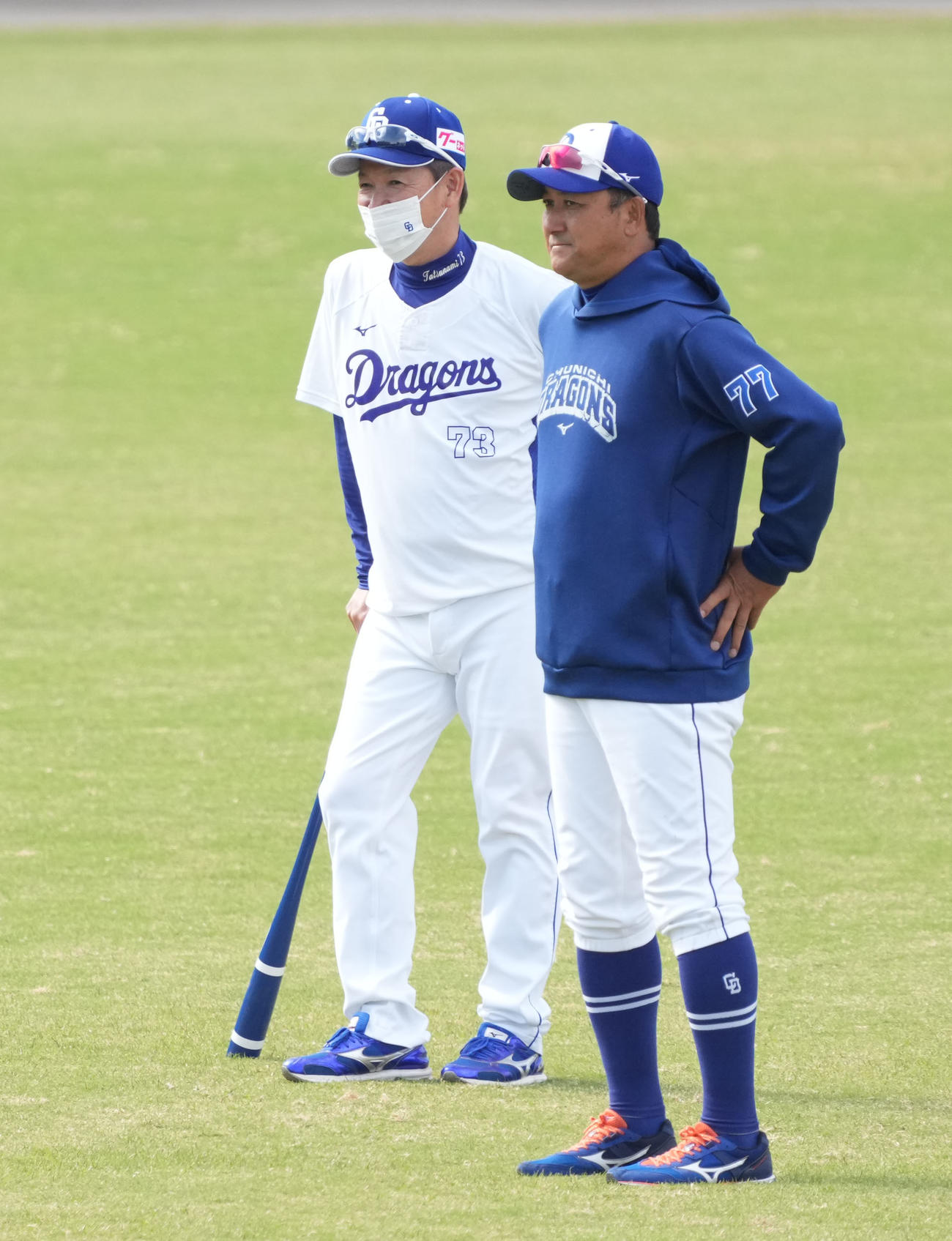 落合ヘッド兼投手コーチと言葉を交わす立浪監督（右）（撮影・森本幸一）