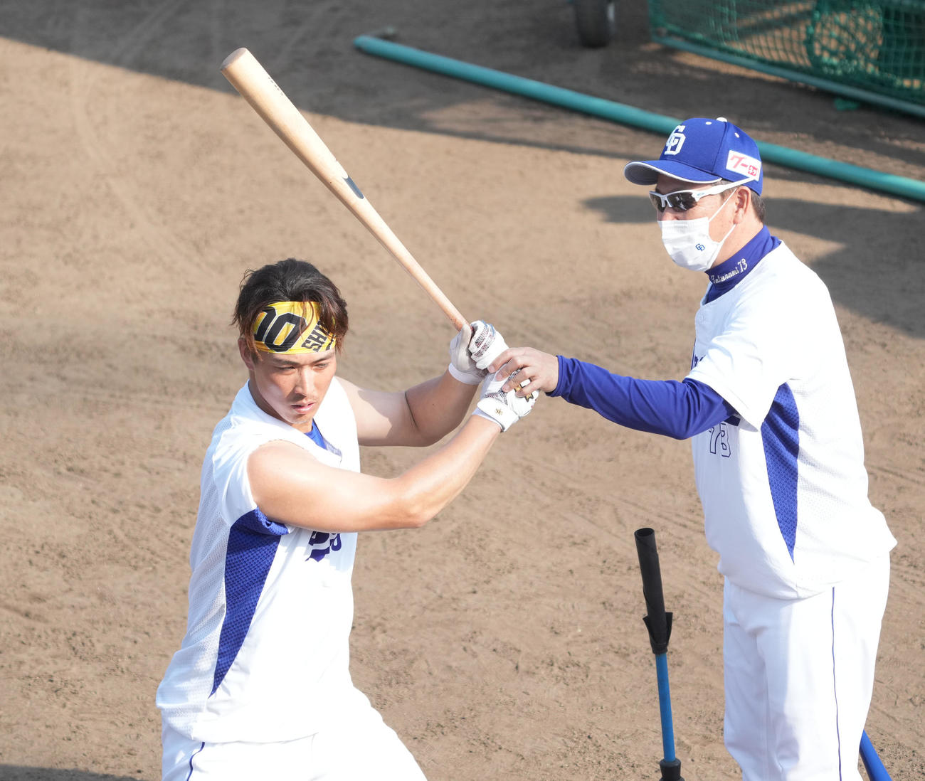 打撃練習をする後藤（左）を指導する立浪監督（撮影・森本幸一）