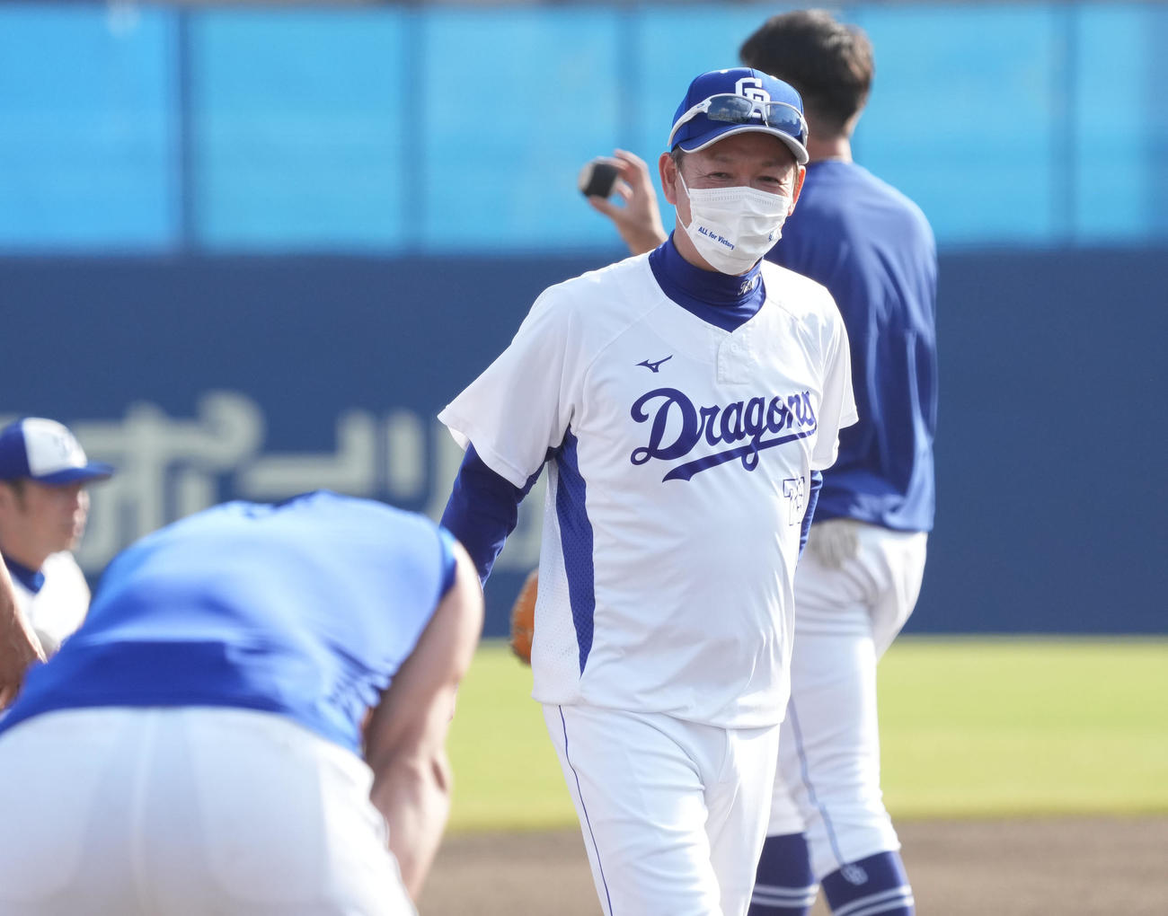 野手陣の練習を笑顔で見つめる立浪監督（撮影・森本幸一）